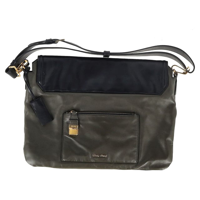 Empfohlener Verkaufspreis
Setzen Sie ein markantes Statement mit der Miu Miu Flap Schultertasche aus mehrfarbigem Leder. Sie verbindet verspielte Farbtöne mit der markentypischen Eleganz. Die strukturierte Silhouette und die kräftige Farbpalette bieten die perfekte Balance aus trendigem Flair und Alltagstauglichkeit. Kombinieren Sie sie mit einem monochromen Outfit und lassen Sie die Tasche zum Mittelpunkt Ihres Looks werden.

Miu Miu Flap Schultertasche aus mehrfarbigem Leder

Zustand: Ausgezeichnet
Gebrauchsspuren: Kein Etikett, Keine sichtbaren Gebrauchsspuren. Unbenutzt oder einmal benutzt, aber wie neu.
Verpackung: Keine
Farbe: Mehrfarbig
Material: Leder | Leder
Größe: Einheitsgröße | Einheitsgröße
Maße: Breite: 20; Höhe: 300; Länge: 400
Artikelnummer: NAPPUGBBA470919W