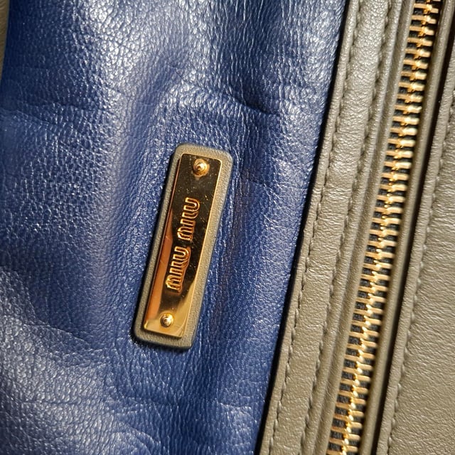 Empfohlener Verkaufspreis
Setzen Sie ein markantes Statement mit der Miu Miu Flap Schultertasche aus mehrfarbigem Leder. Sie verbindet verspielte Farbtöne mit der markentypischen Eleganz. Die strukturierte Silhouette und die kräftige Farbpalette bieten die perfekte Balance aus trendigem Flair und Alltagstauglichkeit. Kombinieren Sie sie mit einem monochromen Outfit und lassen Sie die Tasche zum Mittelpunkt Ihres Looks werden.

Miu Miu Flap Schultertasche aus mehrfarbigem Leder

Zustand: Ausgezeichnet
Gebrauchsspuren: Kein Etikett, Keine sichtbaren Gebrauchsspuren. Unbenutzt oder einmal benutzt, aber wie neu.
Verpackung: Keine
Farbe: Mehrfarbig
Material: Leder | Leder
Größe: Einheitsgröße | Einheitsgröße
Maße: Breite: 20; Höhe: 300; Länge: 400
Artikelnummer: NAPPUGBBA470919W