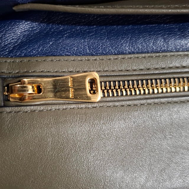 Empfohlener Verkaufspreis
Setzen Sie ein markantes Statement mit der Miu Miu Flap Schultertasche aus mehrfarbigem Leder. Sie verbindet verspielte Farbtöne mit der markentypischen Eleganz. Die strukturierte Silhouette und die kräftige Farbpalette bieten die perfekte Balance aus trendigem Flair und Alltagstauglichkeit. Kombinieren Sie sie mit einem monochromen Outfit und lassen Sie die Tasche zum Mittelpunkt Ihres Looks werden.

Miu Miu Flap Schultertasche aus mehrfarbigem Leder

Zustand: Ausgezeichnet
Gebrauchsspuren: Kein Etikett, Keine sichtbaren Gebrauchsspuren. Unbenutzt oder einmal benutzt, aber wie neu.
Verpackung: Keine
Farbe: Mehrfarbig
Material: Leder | Leder
Größe: Einheitsgröße | Einheitsgröße
Maße: Breite: 20; Höhe: 300; Länge: 400
Artikelnummer: NAPPUGBBA470919W