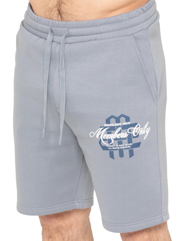 Mantente cómodo y con estilo con los shorts estampados para hombre de Enzo Milano. Con un corte regular y forro polar suave, estos shorts son perfectos para días informales o fines de semana relajados. La cintura elástica con cordón ajustable ofrece un ajuste seguro y personalizado, mientras que dos prácticos bolsillos laterales brindan espacio para lo esencial. Un llamativo estampado en relieve en la pierna añade un toque destacado a esta prenda básica del día a día.