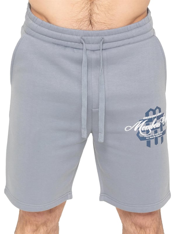 Mantente cómodo y con estilo con los shorts estampados para hombre de Enzo Milano. Con un corte regular y forro polar suave, estos shorts son perfectos para días informales o fines de semana relajados. La cintura elástica con cordón ajustable ofrece un ajuste seguro y personalizado, mientras que dos prácticos bolsillos laterales brindan espacio para lo esencial. Un llamativo estampado en relieve en la pierna añade un toque destacado a esta prenda básica del día a día.