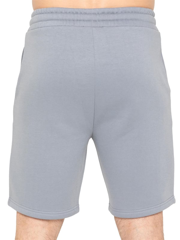 Mantente cómodo y con estilo con los shorts estampados para hombre de Enzo Milano. Con un corte regular y forro polar suave, estos shorts son perfectos para días informales o fines de semana relajados. La cintura elástica con cordón ajustable ofrece un ajuste seguro y personalizado, mientras que dos prácticos bolsillos laterales brindan espacio para lo esencial. Un llamativo estampado en relieve en la pierna añade un toque destacado a esta prenda básica del día a día.