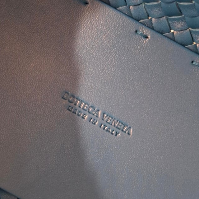 VINTAGE, RRP AS NEW

with dust bag

Bottega Veneta Small Cabat Tote in Blue Lambskin Leather
Condition: Excellent
Signs of wear: No retail tag, No visible sign of wear., 
Packaging: Dust bag
Color: Blue | blue
Material: Leather | leather
Size: One Size | One Size
Measurements: Width: 130; Height: 200; Length: 350; Handle drop: 110; Strap length: 0
SKU: NAPPUGBBA469726W