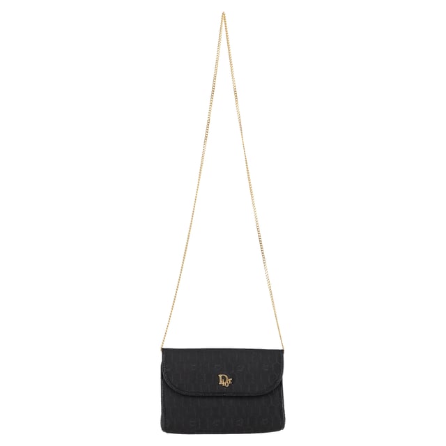 VINTAGE, RRP SOM NY

Dior Trotter Chain Shoulder Bag i svart kanvas kombinerar klassisk elegans med modern sofistikering, och har det ikoniska Trotter-monogrammet och en polerad guldfärgad kedja. Dess kompakta design och mångsidiga stil gör den till den perfekta accessoaren för att lyfta varje outfit, från avslappnad till kvällsmode. Para ihop den med en skräddarsydd blazer och smala jeans för en chic, nedtonad look som framhäver dess lyxiga attraktionskraft.

Dior Trotter Chain Shoulder Bag i svart kanvas

Skick: Mycket bra
Tecken på slitage: Ingen detaljhandelsetikett, mindre tecken på slitage eller märken. Lätt använd men väl underhållen. Mindre veck, lätt slitna hörn, lätta repor.
Förpackning: Ingen
Färg: Svart
Material: Kanvas
Storlek: One Size | One Size
Mått: Bredd: 10; Höjd: 130; Längd: 190; Handtagslängd: 0; Remlängd: 110
SKU: NAPPUGBBA470429W