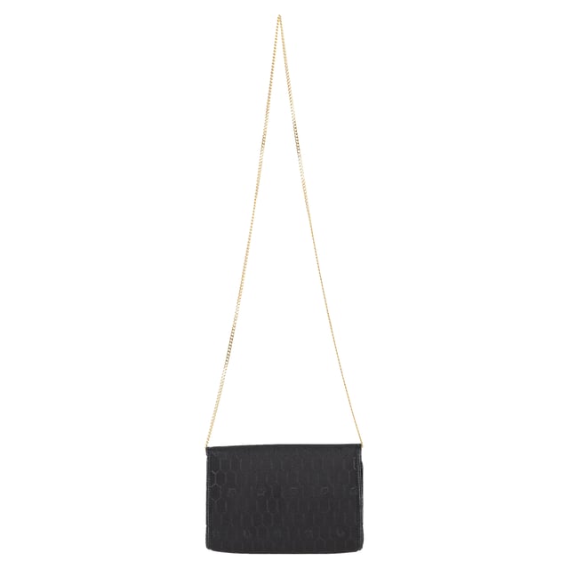 VINTAGE, RRP SOM NY

Dior Trotter Chain Shoulder Bag i svart kanvas kombinerar klassisk elegans med modern sofistikering, och har det ikoniska Trotter-monogrammet och en polerad guldfärgad kedja. Dess kompakta design och mångsidiga stil gör den till den perfekta accessoaren för att lyfta varje outfit, från avslappnad till kvällsmode. Para ihop den med en skräddarsydd blazer och smala jeans för en chic, nedtonad look som framhäver dess lyxiga attraktionskraft.

Dior Trotter Chain Shoulder Bag i svart kanvas

Skick: Mycket bra
Tecken på slitage: Ingen detaljhandelsetikett, mindre tecken på slitage eller märken. Lätt använd men väl underhållen. Mindre veck, lätt slitna hörn, lätta repor.
Förpackning: Ingen
Färg: Svart
Material: Kanvas
Storlek: One Size | One Size
Mått: Bredd: 10; Höjd: 130; Längd: 190; Handtagslängd: 0; Remlängd: 110
SKU: NAPPUGBBA470429W