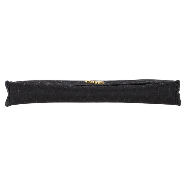 VINTAGE, RRP SOM NY

Dior Trotter Chain Shoulder Bag i svart kanvas kombinerar klassisk elegans med modern sofistikering, och har det ikoniska Trotter-monogrammet och en polerad guldfärgad kedja. Dess kompakta design och mångsidiga stil gör den till den perfekta accessoaren för att lyfta varje outfit, från avslappnad till kvällsmode. Para ihop den med en skräddarsydd blazer och smala jeans för en chic, nedtonad look som framhäver dess lyxiga attraktionskraft.

Dior Trotter Chain Shoulder Bag i svart kanvas

Skick: Mycket bra
Tecken på slitage: Ingen detaljhandelsetikett, mindre tecken på slitage eller märken. Lätt använd men väl underhållen. Mindre veck, lätt slitna hörn, lätta repor.
Förpackning: Ingen
Färg: Svart
Material: Kanvas
Storlek: One Size | One Size
Mått: Bredd: 10; Höjd: 130; Längd: 190; Handtagslängd: 0; Remlängd: 110
SKU: NAPPUGBBA470429W