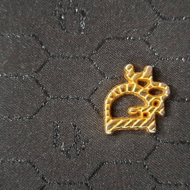 VINTAGE, RRP SOM NY

Dior Trotter Chain Shoulder Bag i svart kanvas kombinerar klassisk elegans med modern sofistikering, och har det ikoniska Trotter-monogrammet och en polerad guldfärgad kedja. Dess kompakta design och mångsidiga stil gör den till den perfekta accessoaren för att lyfta varje outfit, från avslappnad till kvällsmode. Para ihop den med en skräddarsydd blazer och smala jeans för en chic, nedtonad look som framhäver dess lyxiga attraktionskraft.

Dior Trotter Chain Shoulder Bag i svart kanvas

Skick: Mycket bra
Tecken på slitage: Ingen detaljhandelsetikett, mindre tecken på slitage eller märken. Lätt använd men väl underhållen. Mindre veck, lätt slitna hörn, lätta repor.
Förpackning: Ingen
Färg: Svart
Material: Kanvas
Storlek: One Size | One Size
Mått: Bredd: 10; Höjd: 130; Längd: 190; Handtagslängd: 0; Remlängd: 110
SKU: NAPPUGBBA470429W