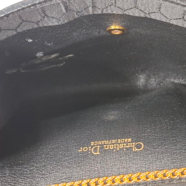 VINTAGE, RRP SOM NY

Dior Trotter Chain Shoulder Bag i svart kanvas kombinerar klassisk elegans med modern sofistikering, och har det ikoniska Trotter-monogrammet och en polerad guldfärgad kedja. Dess kompakta design och mångsidiga stil gör den till den perfekta accessoaren för att lyfta varje outfit, från avslappnad till kvällsmode. Para ihop den med en skräddarsydd blazer och smala jeans för en chic, nedtonad look som framhäver dess lyxiga attraktionskraft.

Dior Trotter Chain Shoulder Bag i svart kanvas

Skick: Mycket bra
Tecken på slitage: Ingen detaljhandelsetikett, mindre tecken på slitage eller märken. Lätt använd men väl underhållen. Mindre veck, lätt slitna hörn, lätta repor.
Förpackning: Ingen
Färg: Svart
Material: Kanvas
Storlek: One Size | One Size
Mått: Bredd: 10; Höjd: 130; Längd: 190; Handtagslängd: 0; Remlängd: 110
SKU: NAPPUGBBA470429W