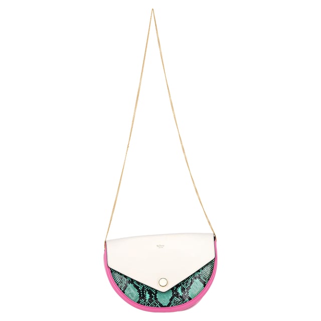 Rekommenderat försäljningspris
Ge din accessoarkollektion en djärv touch med Mulberry Snakeskin Print Shoulder Bag, tillverkad i flerfärgat läder för en lyxig, iögonfallande finish. Dess strukturerade design och iögonfallande mönster ger en kraftfull men sofistikerad touch till vilken outfit som helst. Matcha den med en helsvart ensemble eller neutrala toner för att låta väskan sticka ut som ditt ultimata stiluttalande.

Mulberry Snakeskin Print Shoulder Bag i flerfärgat läder

Skick: Utmärkt
Tecken på slitage: Ingen detaljhandelsetikett, Inga synliga tecken på slitage., Oanvänd eller använd en gång, men så bra som ny.
Förpackning: Dustbag
Färg: Flerfärgad
Material: Läder | läder
Storlek: One Size | One Size
Mått: Bredd: 50; Höjd: 180; Längd: 250; Handtagshöjd: 0; Remlängd: 1000
SKU: NAPPUGBBA470918W