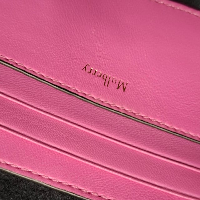 Rekommenderat försäljningspris
Ge din accessoarkollektion en djärv touch med Mulberry Snakeskin Print Shoulder Bag, tillverkad i flerfärgat läder för en lyxig, iögonfallande finish. Dess strukturerade design och iögonfallande mönster ger en kraftfull men sofistikerad touch till vilken outfit som helst. Matcha den med en helsvart ensemble eller neutrala toner för att låta väskan sticka ut som ditt ultimata stiluttalande.

Mulberry Snakeskin Print Shoulder Bag i flerfärgat läder

Skick: Utmärkt
Tecken på slitage: Ingen detaljhandelsetikett, Inga synliga tecken på slitage., Oanvänd eller använd en gång, men så bra som ny.
Förpackning: Dustbag
Färg: Flerfärgad
Material: Läder | läder
Storlek: One Size | One Size
Mått: Bredd: 50; Höjd: 180; Längd: 250; Handtagshöjd: 0; Remlängd: 1000
SKU: NAPPUGBBA470918W