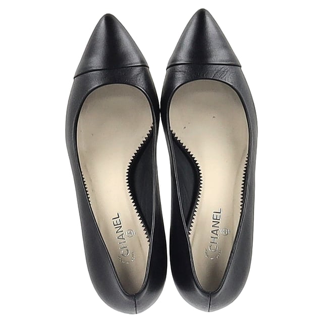 VINTAGE, RRP AS NEW
Crafted from luxurious black lambskin, these Chanel Cap Toe Pumps bring sophistication to any ensemble. From the Fall/Winter 2013 Collection designed by Karl Lagerfeld, the pumps feature interlocking CC logo accents on the front, enhanced with faux pearl details for a refined yet bold statement. The semi-pointed toe is adorned with studded accents, adding an edge to the classic cap-toe design.

Chanel Cap Toe Pearl Detail CC Logo Pumps in Black Leather
Condition: Very good
Signs of wear: Minor markings, Lightly used but very well maintained. Minor mark at soles & creasing, light scuffing at the soles and heels.
Packaging: Dust bag
Color: black
Material: Leather | leather
Size: EU | 39
Measurements: Heel height: 70; Insole length: 280
SKU: NAPPUGBSH474225W