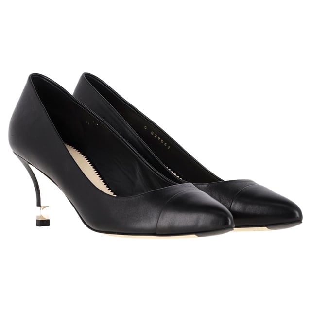 VINTAGE, RRP AS NEW
Crafted from luxurious black lambskin, these Chanel Cap Toe Pumps bring sophistication to any ensemble. From the Fall/Winter 2013 Collection designed by Karl Lagerfeld, the pumps feature interlocking CC logo accents on the front, enhanced with faux pearl details for a refined yet bold statement. The semi-pointed toe is adorned with studded accents, adding an edge to the classic cap-toe design.

Chanel Cap Toe Pearl Detail CC Logo Pumps in Black Leather
Condition: Very good
Signs of wear: Minor markings, Lightly used but very well maintained. Minor mark at soles & creasing, light scuffing at the soles and heels.
Packaging: Dust bag
Color: black
Material: Leather | leather
Size: EU | 39
Measurements: Heel height: 70; Insole length: 280
SKU: NAPPUGBSH474225W