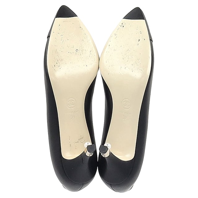 VINTAGE, RRP AS NEW
Crafted from luxurious black lambskin, these Chanel Cap Toe Pumps bring sophistication to any ensemble. From the Fall/Winter 2013 Collection designed by Karl Lagerfeld, the pumps feature interlocking CC logo accents on the front, enhanced with faux pearl details for a refined yet bold statement. The semi-pointed toe is adorned with studded accents, adding an edge to the classic cap-toe design.

Chanel Cap Toe Pearl Detail CC Logo Pumps in Black Leather
Condition: Very good
Signs of wear: Minor markings, Lightly used but very well maintained. Minor mark at soles & creasing, light scuffing at the soles and heels.
Packaging: Dust bag
Color: black
Material: Leather | leather
Size: EU | 39
Measurements: Heel height: 70; Insole length: 280
SKU: NAPPUGBSH474225W