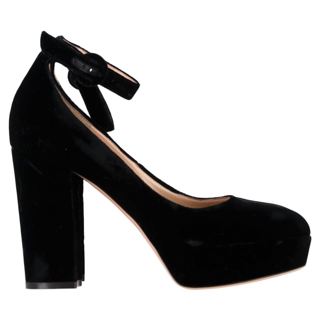 VINTAGE, RRP AS NEW
Timeless sophistication meets modern allure with the Gianvito Rossi Mary Jane Pumps in Black Suede. Crafted from sumptuous suede, these iconic heels feature a classic Mary Jane strap for a flattering fit, paired with a sleek stiletto heel that exudes refined femininity. The understated black hue makes them versatile enough to elevate any look — from tailored office wear to a night out. A signature style that speaks to effortless elegance and endless versatility.

Gianvito Rossi Mary Jane Pumps in Black Suede 
Condition: Excellent
Signs of wear: No visible sign of wear. No Mark at insole.,  Very light mark at soles.
Packaging: None
Color: Black 
Material: Suede | suede
Size: EU | 39.5
Measurements: Heel height: 115; Insole length: 280
SKU: NAPPUGBSH474408W