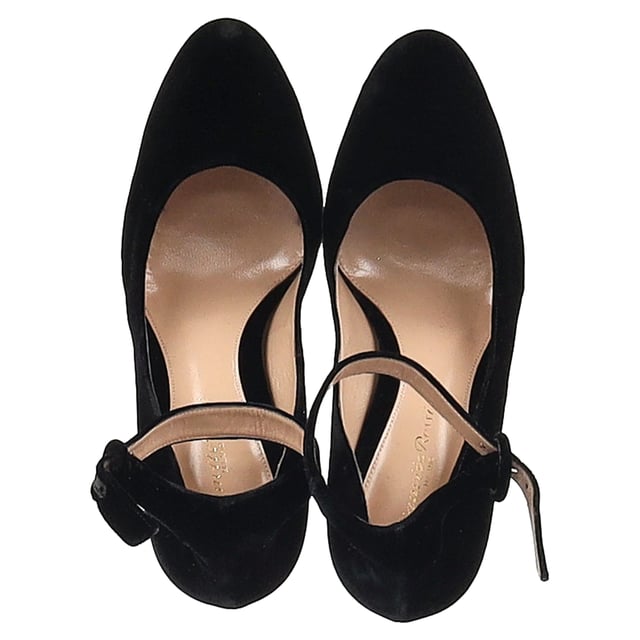 VINTAGE, RRP AS NEW
Timeless sophistication meets modern allure with the Gianvito Rossi Mary Jane Pumps in Black Suede. Crafted from sumptuous suede, these iconic heels feature a classic Mary Jane strap for a flattering fit, paired with a sleek stiletto heel that exudes refined femininity. The understated black hue makes them versatile enough to elevate any look — from tailored office wear to a night out. A signature style that speaks to effortless elegance and endless versatility.

Gianvito Rossi Mary Jane Pumps in Black Suede 
Condition: Excellent
Signs of wear: No visible sign of wear. No Mark at insole.,  Very light mark at soles.
Packaging: None
Color: Black 
Material: Suede | suede
Size: EU | 39.5
Measurements: Heel height: 115; Insole length: 280
SKU: NAPPUGBSH474408W