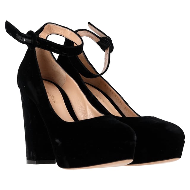 VINTAGE, RRP AS NEW
Timeless sophistication meets modern allure with the Gianvito Rossi Mary Jane Pumps in Black Suede. Crafted from sumptuous suede, these iconic heels feature a classic Mary Jane strap for a flattering fit, paired with a sleek stiletto heel that exudes refined femininity. The understated black hue makes them versatile enough to elevate any look — from tailored office wear to a night out. A signature style that speaks to effortless elegance and endless versatility.

Gianvito Rossi Mary Jane Pumps in Black Suede 
Condition: Excellent
Signs of wear: No visible sign of wear. No Mark at insole.,  Very light mark at soles.
Packaging: None
Color: Black 
Material: Suede | suede
Size: EU | 39.5
Measurements: Heel height: 115; Insole length: 280
SKU: NAPPUGBSH474408W