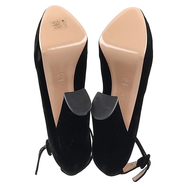 VINTAGE, RRP AS NEW
Timeless sophistication meets modern allure with the Gianvito Rossi Mary Jane Pumps in Black Suede. Crafted from sumptuous suede, these iconic heels feature a classic Mary Jane strap for a flattering fit, paired with a sleek stiletto heel that exudes refined femininity. The understated black hue makes them versatile enough to elevate any look — from tailored office wear to a night out. A signature style that speaks to effortless elegance and endless versatility.

Gianvito Rossi Mary Jane Pumps in Black Suede 
Condition: Excellent
Signs of wear: No visible sign of wear. No Mark at insole.,  Very light mark at soles.
Packaging: None
Color: Black 
Material: Suede | suede
Size: EU | 39.5
Measurements: Heel height: 115; Insole length: 280
SKU: NAPPUGBSH474408W