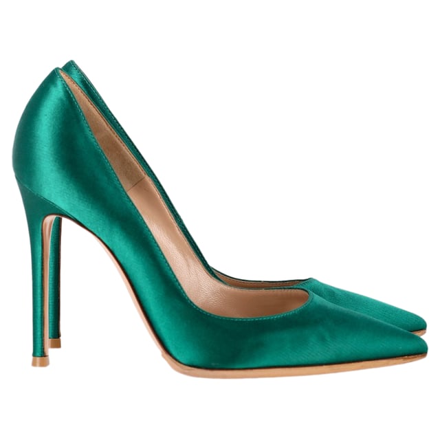 VINTAGE, RRP AS NEW
The Gianvito Rossi Gianvito Pointed Pumps in lush green satin are the epitome of bold sophistication. Their sleek silhouette and stiletto heel elongate the legs while adding a vibrant pop of color to any ensemble. Handcrafted in Italy, these pumps offer a perfect blend of glamour and timeless design. **Styling tip:** Let them shine by pairing with a monochrome outfit or a little black dress for a striking contrast.

 Gianvito Rossi Gianvito Pointed Pumps in Green Satin

Condition: Good
Signs of wear: Moderate signs of wear, replaced soles.
Packaging: None
Color: Green
Material: Satin
Size: IT | 37
Measurements: Heel height: 100; Insole length: 280
SKU: NAPPUGBSH472293W