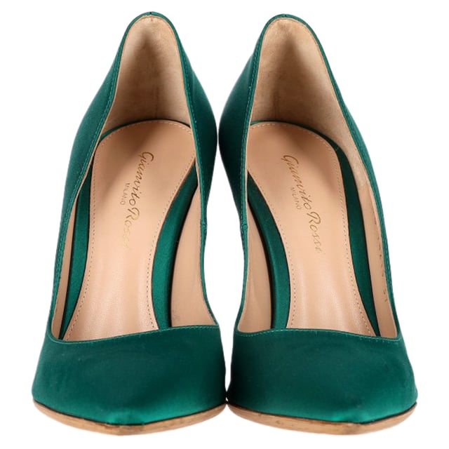 VINTAGE, RRP AS NEW
The Gianvito Rossi Gianvito Pointed Pumps in lush green satin are the epitome of bold sophistication. Their sleek silhouette and stiletto heel elongate the legs while adding a vibrant pop of color to any ensemble. Handcrafted in Italy, these pumps offer a perfect blend of glamour and timeless design. **Styling tip:** Let them shine by pairing with a monochrome outfit or a little black dress for a striking contrast.

 Gianvito Rossi Gianvito Pointed Pumps in Green Satin

Condition: Good
Signs of wear: Moderate signs of wear, replaced soles.
Packaging: None
Color: Green
Material: Satin
Size: IT | 37
Measurements: Heel height: 100; Insole length: 280
SKU: NAPPUGBSH472293W