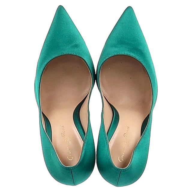 VINTAGE, RRP AS NEW
The Gianvito Rossi Gianvito Pointed Pumps in lush green satin are the epitome of bold sophistication. Their sleek silhouette and stiletto heel elongate the legs while adding a vibrant pop of color to any ensemble. Handcrafted in Italy, these pumps offer a perfect blend of glamour and timeless design. **Styling tip:** Let them shine by pairing with a monochrome outfit or a little black dress for a striking contrast.

 Gianvito Rossi Gianvito Pointed Pumps in Green Satin

Condition: Good
Signs of wear: Moderate signs of wear, replaced soles.
Packaging: None
Color: Green
Material: Satin
Size: IT | 37
Measurements: Heel height: 100; Insole length: 280
SKU: NAPPUGBSH472293W
