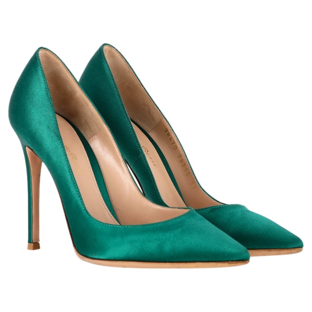 VINTAGE, RRP AS NEW
The Gianvito Rossi Gianvito Pointed Pumps in lush green satin are the epitome of bold sophistication. Their sleek silhouette and stiletto heel elongate the legs while adding a vibrant pop of color to any ensemble. Handcrafted in Italy, these pumps offer a perfect blend of glamour and timeless design. **Styling tip:** Let them shine by pairing with a monochrome outfit or a little black dress for a striking contrast.

 Gianvito Rossi Gianvito Pointed Pumps in Green Satin

Condition: Good
Signs of wear: Moderate signs of wear, replaced soles.
Packaging: None
Color: Green
Material: Satin
Size: IT | 37
Measurements: Heel height: 100; Insole length: 280
SKU: NAPPUGBSH472293W