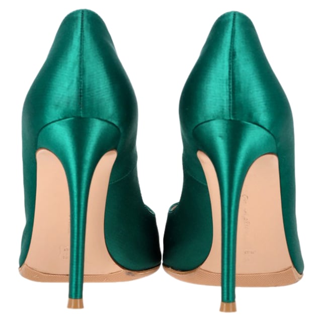 VINTAGE, RRP AS NEW
The Gianvito Rossi Gianvito Pointed Pumps in lush green satin are the epitome of bold sophistication. Their sleek silhouette and stiletto heel elongate the legs while adding a vibrant pop of color to any ensemble. Handcrafted in Italy, these pumps offer a perfect blend of glamour and timeless design. **Styling tip:** Let them shine by pairing with a monochrome outfit or a little black dress for a striking contrast.

 Gianvito Rossi Gianvito Pointed Pumps in Green Satin

Condition: Good
Signs of wear: Moderate signs of wear, replaced soles.
Packaging: None
Color: Green
Material: Satin
Size: IT | 37
Measurements: Heel height: 100; Insole length: 280
SKU: NAPPUGBSH472293W