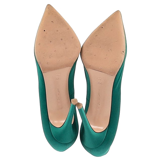 VINTAGE, RRP AS NEW
The Gianvito Rossi Gianvito Pointed Pumps in lush green satin are the epitome of bold sophistication. Their sleek silhouette and stiletto heel elongate the legs while adding a vibrant pop of color to any ensemble. Handcrafted in Italy, these pumps offer a perfect blend of glamour and timeless design. **Styling tip:** Let them shine by pairing with a monochrome outfit or a little black dress for a striking contrast.

 Gianvito Rossi Gianvito Pointed Pumps in Green Satin

Condition: Good
Signs of wear: Moderate signs of wear, replaced soles.
Packaging: None
Color: Green
Material: Satin
Size: IT | 37
Measurements: Heel height: 100; Insole length: 280
SKU: NAPPUGBSH472293W