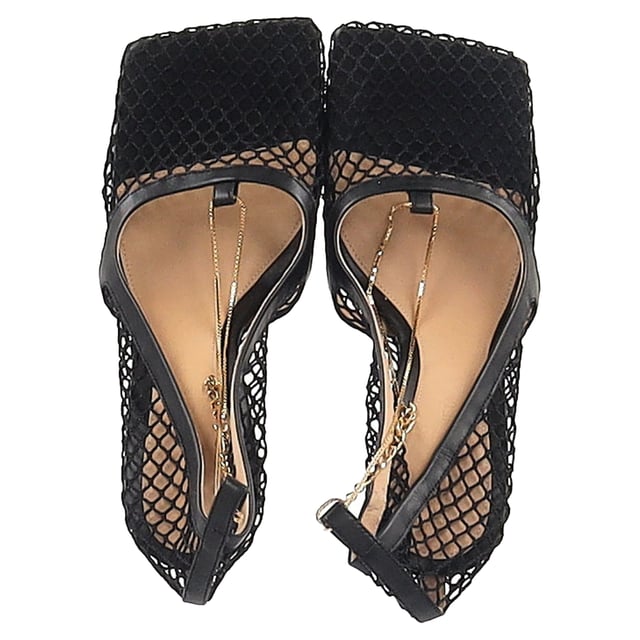 VINTAGE, RRP AS NEW
The Bottega Veneta Stretch Pumps in Black Mesh and Leather seamlessly blend high-fashion design with exceptional comfort. Featuring a sleek, form-fitting silhouette, these pumps contour perfectly to the foot, offering both elegance and ease with every step. Crafted from a sophisticated combination of black mesh and leather, they add a modern edge to any outfit while exuding the brand's signature luxury craftsmanship.

Bottega Veneta Stretch Pumps in Black Mesh and Leather

Condition: Excellent
Signs of wear: Include Box., No visible sign of wear. No Mark at insole.,  Very light mark at soles.
Packaging: Box, Dust bag
Color: Black
Material: Polyester
Size: IT | 36.5
Measurements: Heel height: 85; Insole length: 270
SKU: NAPPUGBSH475627W