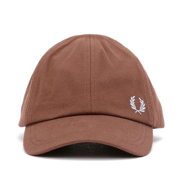 Classic cap crafted from 100% cotton for breathable comfort. Features an adjustable matte metal clip fastening for a custom fit and signature Laurel Wreath logo embroidery for an iconic finish.