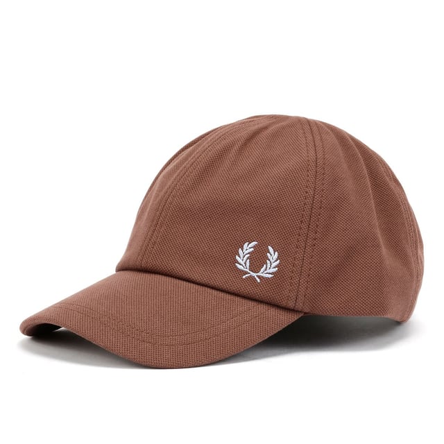 Classic cap crafted from 100% cotton for breathable comfort. Features an adjustable matte metal clip fastening for a custom fit and signature Laurel Wreath logo embroidery for an iconic finish.