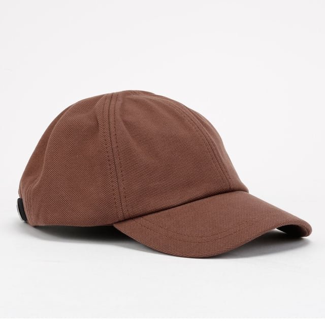 Classic cap crafted from 100% cotton for breathable comfort. Features an adjustable matte metal clip fastening for a custom fit and signature Laurel Wreath logo embroidery for an iconic finish.