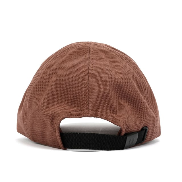 Classic cap crafted from 100% cotton for breathable comfort. Features an adjustable matte metal clip fastening for a custom fit and signature Laurel Wreath logo embroidery for an iconic finish.