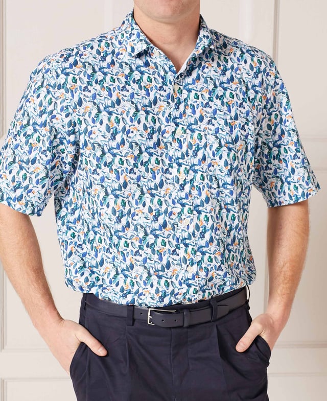 This casual linen shirt is decorated with a stylish floral print that look great in the summer. Complete with a button-down collar, short sleeves and chest pocket. Curl resistant cutaway collar, with an integral and removable collar stay. 55% linen / 45% cotton blend. The addition of cotton helps lessen the creasing. Generously proportioned classic fit. Cutaway collar. Split yoke, long tails, chest pocket. Short sleeve. Machine washable at 40°C. Shirt is presented in fully recyclable packaging.