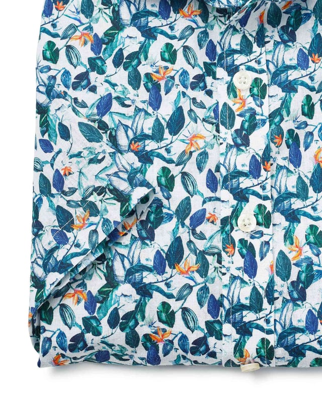 This casual linen shirt is decorated with a stylish floral print that look great in the summer. Complete with a button-down collar, short sleeves and chest pocket. Curl resistant cutaway collar, with an integral and removable collar stay. 55% linen / 45% cotton blend. The addition of cotton helps lessen the creasing. Generously proportioned classic fit. Cutaway collar. Split yoke, long tails, chest pocket. Short sleeve. Machine washable at 40°C. Shirt is presented in fully recyclable packaging.