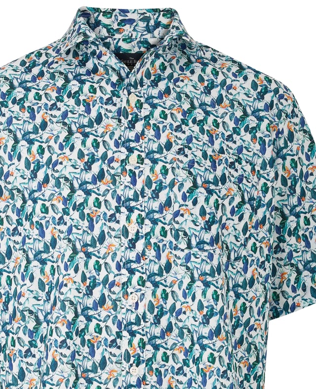 This casual linen shirt is decorated with a stylish floral print that look great in the summer. Complete with a button-down collar, short sleeves and chest pocket. Curl resistant cutaway collar, with an integral and removable collar stay. 55% linen / 45% cotton blend. The addition of cotton helps lessen the creasing. Generously proportioned classic fit. Cutaway collar. Split yoke, long tails, chest pocket. Short sleeve. Machine washable at 40°C. Shirt is presented in fully recyclable packaging.