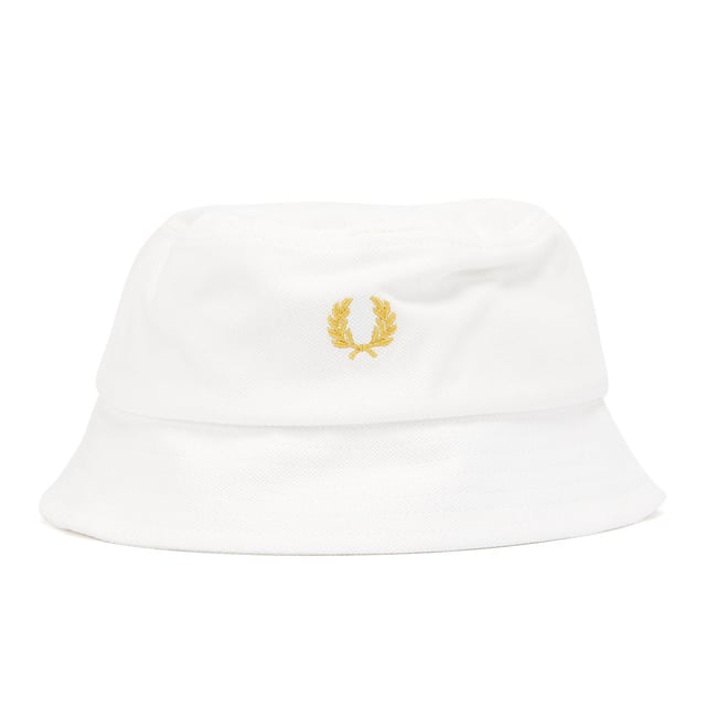 Timeless bucket hat crafted from breathable cotton piqué. Finished with an embroidered Laurel Wreath logo for an iconic, heritage-inspired look. Perfect for casual, streetwear, and festival style.