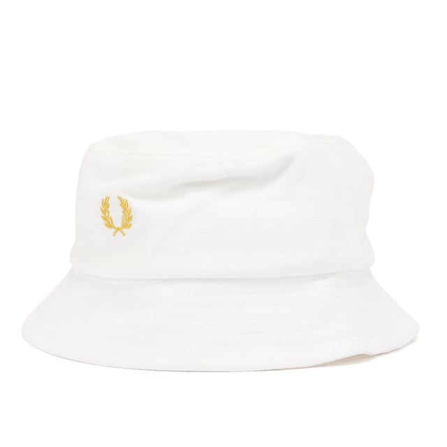 Timeless bucket hat crafted from breathable cotton piqué. Finished with an embroidered Laurel Wreath logo for an iconic, heritage-inspired look. Perfect for casual, streetwear, and festival style.