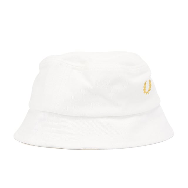 Timeless bucket hat crafted from breathable cotton piqué. Finished with an embroidered Laurel Wreath logo for an iconic, heritage-inspired look. Perfect for casual, streetwear, and festival style.