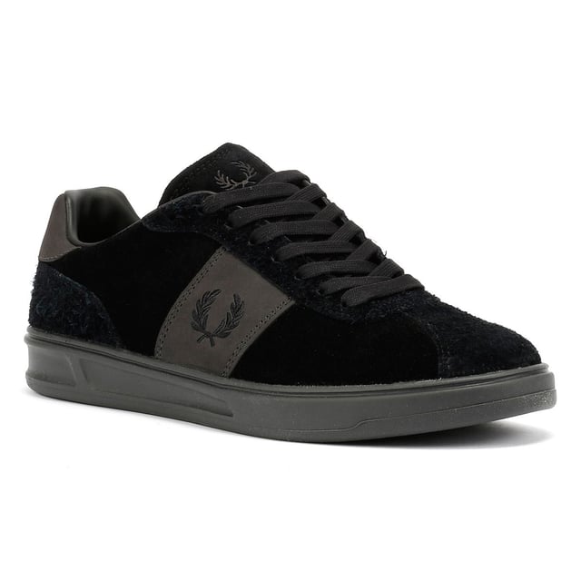 Retro-inspirierter Sneaker mit hochwertigem Wildleder-Obermaterial, Rauleder-Overlay im Viertel und kontrastierender Fersenkappe. Auf einer strapazierfähigen Gummilaufsohle für zuverlässige Traktion und täglichen Komfort.