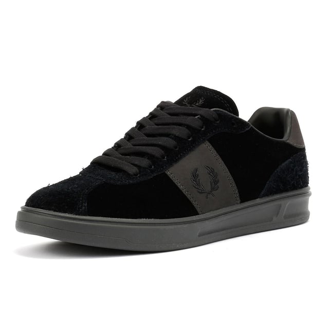 Retro-inspirierter Sneaker mit hochwertigem Wildleder-Obermaterial, Rauleder-Overlay im Viertel und kontrastierender Fersenkappe. Auf einer strapazierfähigen Gummilaufsohle für zuverlässige Traktion und täglichen Komfort.