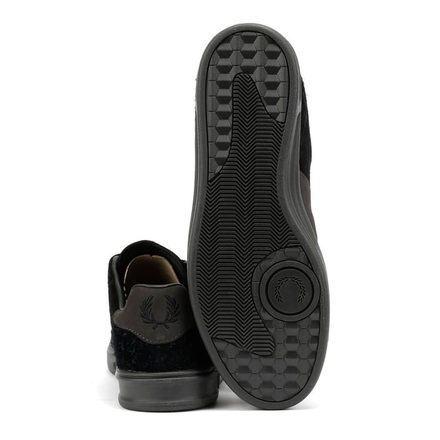 Retro-inspirierter Sneaker mit hochwertigem Wildleder-Obermaterial, Rauleder-Overlay im Viertel und kontrastierender Fersenkappe. Auf einer strapazierfähigen Gummilaufsohle für zuverlässige Traktion und täglichen Komfort.