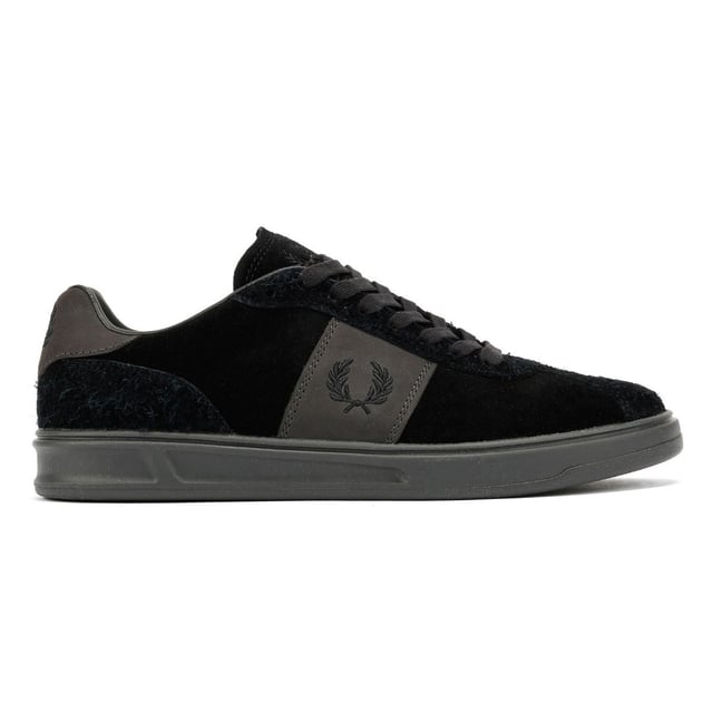 Retro-inspirierter Sneaker mit hochwertigem Wildleder-Obermaterial, Rauleder-Overlay im Viertel und kontrastierender Fersenkappe. Auf einer strapazierfähigen Gummilaufsohle für zuverlässige Traktion und täglichen Komfort.