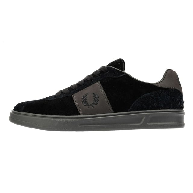 Retro-inspirierter Sneaker mit hochwertigem Wildleder-Obermaterial, Rauleder-Overlay im Viertel und kontrastierender Fersenkappe. Auf einer strapazierfähigen Gummilaufsohle für zuverlässige Traktion und täglichen Komfort.