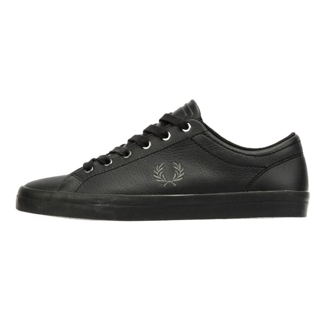 Premium leather trainer featuring a sleek leather upper and signature embroidered Laurel Wreath on the quarter panel. Finished with a durable rubber sole for lasting comfort and grip.
