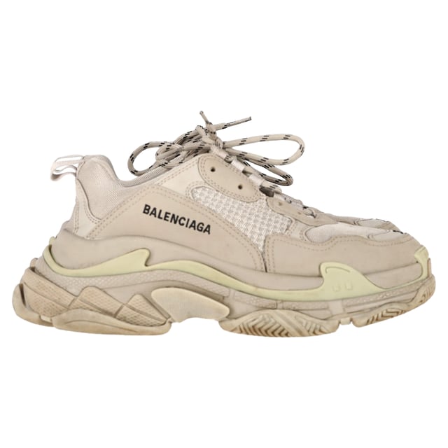 Empfohlener Verkaufspreis
Der Triple S von Balenciaga ist der perfekte Sneaker für jeden Tag. Hergestellt aus einem strapazierfähigen und dennoch atmungsaktiven Stretch-Polyester-Mix, verfügt das Modell über eine dicke Gummisohle und ein strapazierfähiges, lederfreies Obermaterial. Das geprägte Logodetail an der Spitze und die schnelltrocknenden, elastischen Schnürsenkel runden das Design ab.

Balenciaga Triple S Sneaker aus beigem Polyester
Zustand: gut
Gebrauchsspuren: Inklusive Karton, leichte Gebrauchsspuren, wenig getragen, aber sehr gut erhalten. Leichte Gebrauchsspuren und Knicke an den Sohlen und Absätzen, leichte Abnutzungsspuren.
Verpackung: Karton, Staubbeutel
Farbe: Grau
Material: Leder | Schafsleder
Größe: EU | 39
Maße: Absatzhöhe: 70; Innensohlenlänge: 320
Artikelnummer: BAPUGBSH475947W