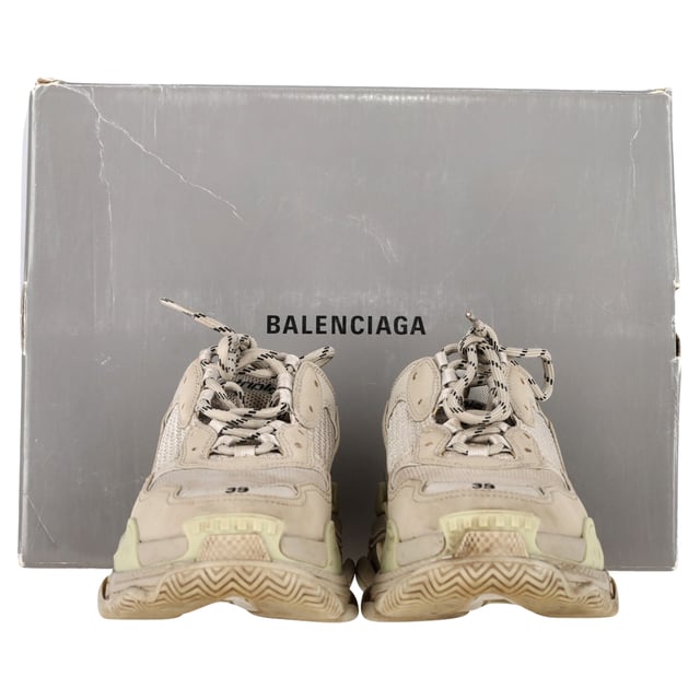 Empfohlener Verkaufspreis
Der Triple S von Balenciaga ist der perfekte Sneaker für jeden Tag. Hergestellt aus einem strapazierfähigen und dennoch atmungsaktiven Stretch-Polyester-Mix, verfügt das Modell über eine dicke Gummisohle und ein strapazierfähiges, lederfreies Obermaterial. Das geprägte Logodetail an der Spitze und die schnelltrocknenden, elastischen Schnürsenkel runden das Design ab.

Balenciaga Triple S Sneaker aus beigem Polyester
Zustand: gut
Gebrauchsspuren: Inklusive Karton, leichte Gebrauchsspuren, wenig getragen, aber sehr gut erhalten. Leichte Gebrauchsspuren und Knicke an den Sohlen und Absätzen, leichte Abnutzungsspuren.
Verpackung: Karton, Staubbeutel
Farbe: Grau
Material: Leder | Schafsleder
Größe: EU | 39
Maße: Absatzhöhe: 70; Innensohlenlänge: 320
Artikelnummer: BAPUGBSH475947W