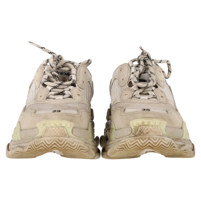 Empfohlener Verkaufspreis
Der Triple S von Balenciaga ist der perfekte Sneaker für jeden Tag. Hergestellt aus einem strapazierfähigen und dennoch atmungsaktiven Stretch-Polyester-Mix, verfügt das Modell über eine dicke Gummisohle und ein strapazierfähiges, lederfreies Obermaterial. Das geprägte Logodetail an der Spitze und die schnelltrocknenden, elastischen Schnürsenkel runden das Design ab.

Balenciaga Triple S Sneaker aus beigem Polyester
Zustand: gut
Gebrauchsspuren: Inklusive Karton, leichte Gebrauchsspuren, wenig getragen, aber sehr gut erhalten. Leichte Gebrauchsspuren und Knicke an den Sohlen und Absätzen, leichte Abnutzungsspuren.
Verpackung: Karton, Staubbeutel
Farbe: Grau
Material: Leder | Schafsleder
Größe: EU | 39
Maße: Absatzhöhe: 70; Innensohlenlänge: 320
Artikelnummer: BAPUGBSH475947W