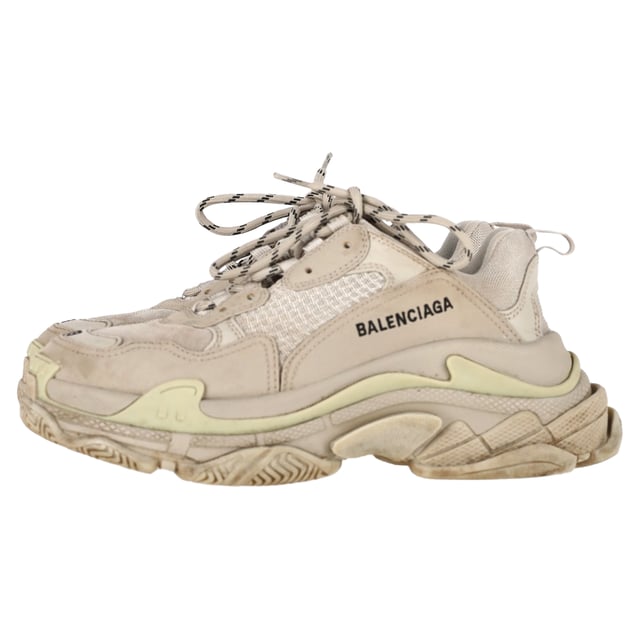Empfohlener Verkaufspreis
Der Triple S von Balenciaga ist der perfekte Sneaker für jeden Tag. Hergestellt aus einem strapazierfähigen und dennoch atmungsaktiven Stretch-Polyester-Mix, verfügt das Modell über eine dicke Gummisohle und ein strapazierfähiges, lederfreies Obermaterial. Das geprägte Logodetail an der Spitze und die schnelltrocknenden, elastischen Schnürsenkel runden das Design ab.

Balenciaga Triple S Sneaker aus beigem Polyester
Zustand: gut
Gebrauchsspuren: Inklusive Karton, leichte Gebrauchsspuren, wenig getragen, aber sehr gut erhalten. Leichte Gebrauchsspuren und Knicke an den Sohlen und Absätzen, leichte Abnutzungsspuren.
Verpackung: Karton, Staubbeutel
Farbe: Grau
Material: Leder | Schafsleder
Größe: EU | 39
Maße: Absatzhöhe: 70; Innensohlenlänge: 320
Artikelnummer: BAPUGBSH475947W