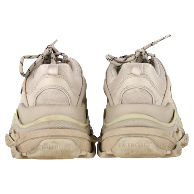 Empfohlener Verkaufspreis
Der Triple S von Balenciaga ist der perfekte Sneaker für jeden Tag. Hergestellt aus einem strapazierfähigen und dennoch atmungsaktiven Stretch-Polyester-Mix, verfügt das Modell über eine dicke Gummisohle und ein strapazierfähiges, lederfreies Obermaterial. Das geprägte Logodetail an der Spitze und die schnelltrocknenden, elastischen Schnürsenkel runden das Design ab.

Balenciaga Triple S Sneaker aus beigem Polyester
Zustand: gut
Gebrauchsspuren: Inklusive Karton, leichte Gebrauchsspuren, wenig getragen, aber sehr gut erhalten. Leichte Gebrauchsspuren und Knicke an den Sohlen und Absätzen, leichte Abnutzungsspuren.
Verpackung: Karton, Staubbeutel
Farbe: Grau
Material: Leder | Schafsleder
Größe: EU | 39
Maße: Absatzhöhe: 70; Innensohlenlänge: 320
Artikelnummer: BAPUGBSH475947W
