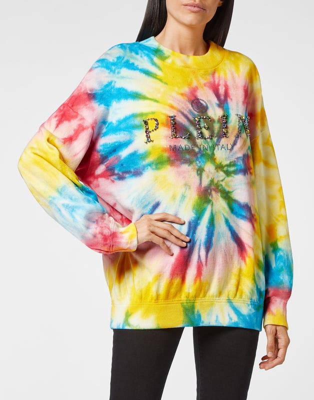 Jersey oversize de punto confeccionado en lana con estampado tie-dye. Las letras de la marca de cristales de strass están aplicadas en la parte delantera. Dobladillos de punto de canalé.